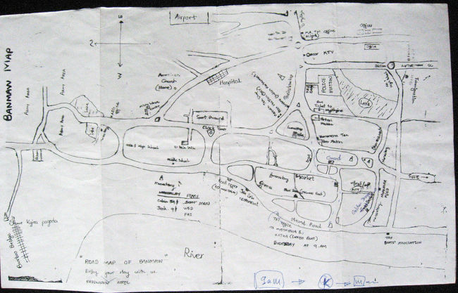 Bhamoの町。<br /><br />地図に書いてあるミッチーナへのボートは、2006年10月時点では、毎朝運航していた。<br /><br />Bhamoからさらに北へ向かうつもりだったんだけど、行く気にならないので戻ることにする。<br /><br />IWTオフィスでマンダレーへ戻る便を尋ねてみると、翌日に貨物船が出るらしい。面白そうなので乗ってみる。料金は9ドルで、普通の舟のオーディナリーと同額。<br /><br />（後から考えると、この舟に乗れたことは、とても幸運だった。それからの旅が変わった）