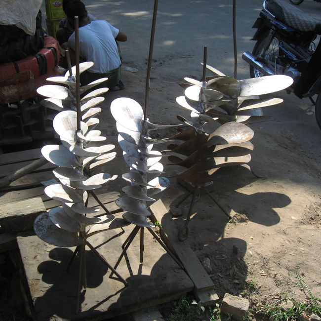 Bhamos市内。<br /><br />スクリューやさん。