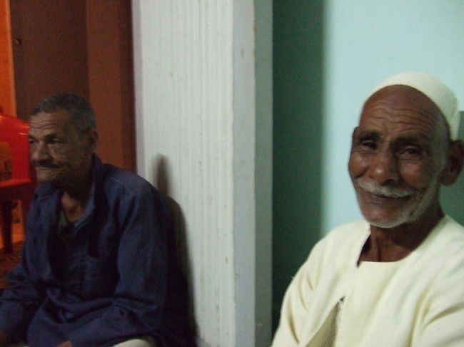 隣のおじいさんと煙草の交換など。