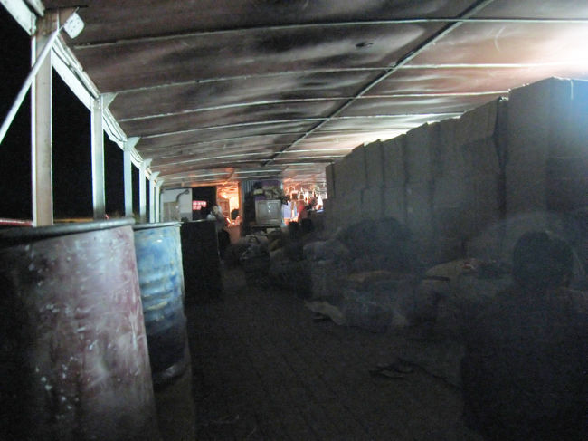 早朝4時にホテルを出発し、バイタクで桟橋に向かう。<br /><br />町の中心部にある桟橋から出るのかと思ってたけど、違うみたい。<br />バイタクの運転手さんが色々聞きまくって、右往左往した上にやっと舟を見つけてくれた。<br />（これは舟の名前と出航場所を聞かなかった僕のミス）<br /><br />とりあえず乗船。写真は船内の2階。