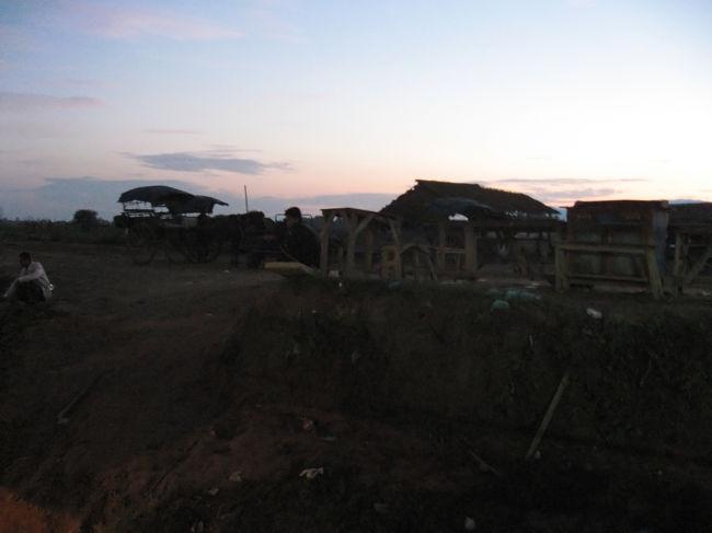 Bhamoより少し上流側の、どこだか分からない場所。<br /><br />旅客のほとんどは前の晩までに乗船済みらしく、静かに出航。<br /><br />マンダレー着は翌日の夕方。<br />船内の旅客は50人ほど。<br />およそ36時間の船旅。