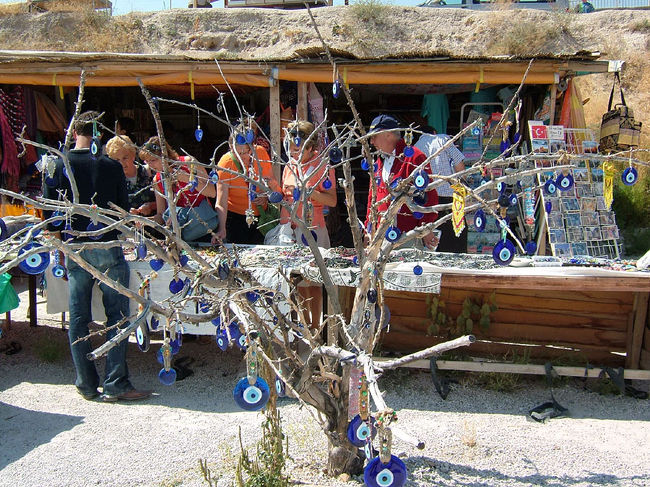 おみやげ物やさん。<br />ここで１リラのピアスを購入^^<br />探すとカワイイもの数点ありました。<br />