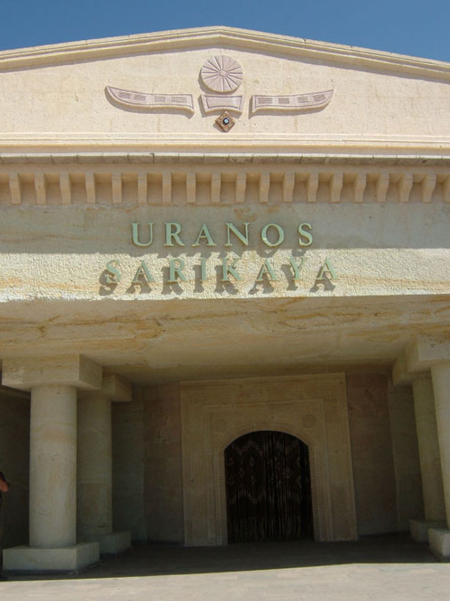 お茶の後は洞窟レストランへ移動。