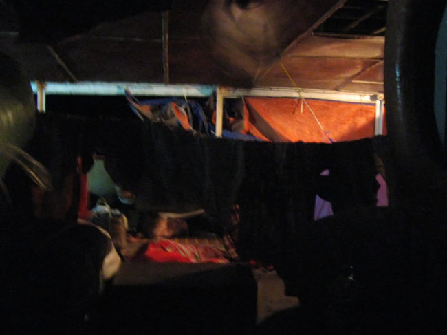 船内2階の左舷側。<br />コミュニティーが出来上がっていて、<br />割け入るのは難しそう。