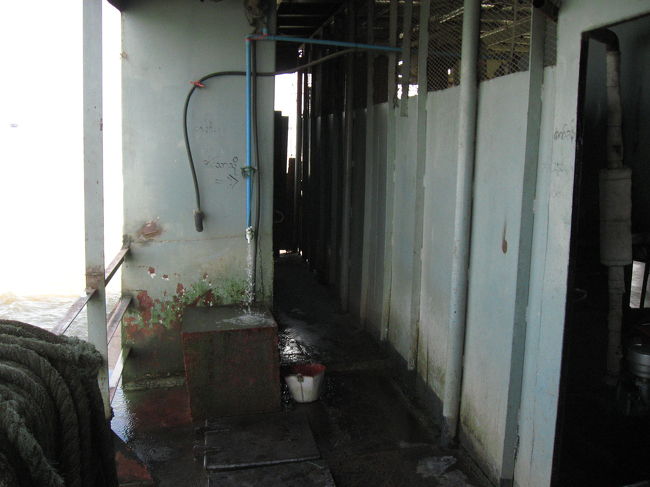 1階の最後部は、水周り。<br /><br />舟が動いている間は、左側の青いパイプから川の水が流れ続ける。女性がいない時を見計らって、水浴び。<br /><br />その奥はトイレ。右側は機関室。