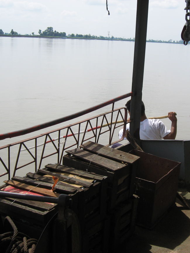 もちろん、この場所ものんびりだけではなく、浅瀬を通過するときは、竹ざおで深さを測り、操舵室と連絡しながら進みます。