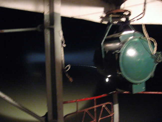 夜の"のんびりの場所"<br /><br />サーチライトは、真上の操舵室から左右に動かせるようになっています。