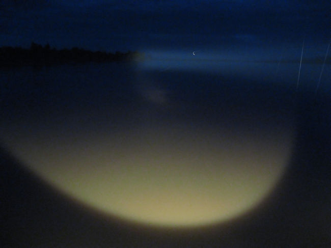 今夜の特等席は僕ひとり。こんな景色を見せてくれます。<br /><br />頭上でサーチライトが、操舵室からの紐で引っ張られてキーキーいいながら、進路を照らし続けます。<br /><br />（でも深夜は停泊です）