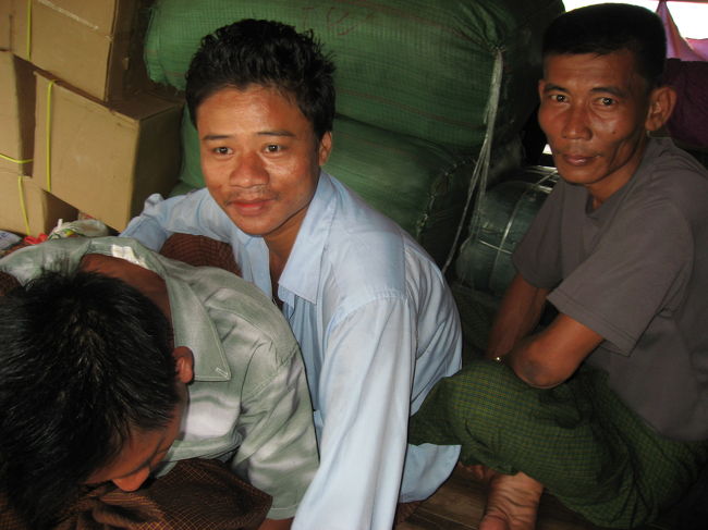 英語がまったく通じない中にいれば、<br />無理やりのビルマ語も通じないことはない。