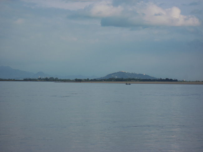 午後3時半、まず最初にマンダレーヒル（右側の丘）が見えてくる。<br /><br />みんなで大歓声。36時間はさすがに長かった。<br /><br />マンダレーヒルはそれだけでも素晴らしいけど、イラワジ川の大灯台としての役割もあったんだな。<br />待ち望んだ陸地への感謝が、その神聖さに重なる。<br /><br /><br /><br />