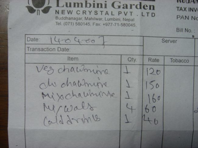 請求書拡大<br /><br />野菜チョーミン　　→　１２０Rs.<br />チキンチョーミン　→　１５０Rs.<br />Ｍixチョーミン　　→　１６０Rs.　<br />ミネラルウォター　→　　６０Rs.　x４<br />コーラ　　　　　　　→　　４０Rs.<br /><br />サービス料１０％　→　　７１Rs.<br />税　　　　　１３％　→　１０１.53Rs.<br /><br />合計　８８３.５３Rs.<br />