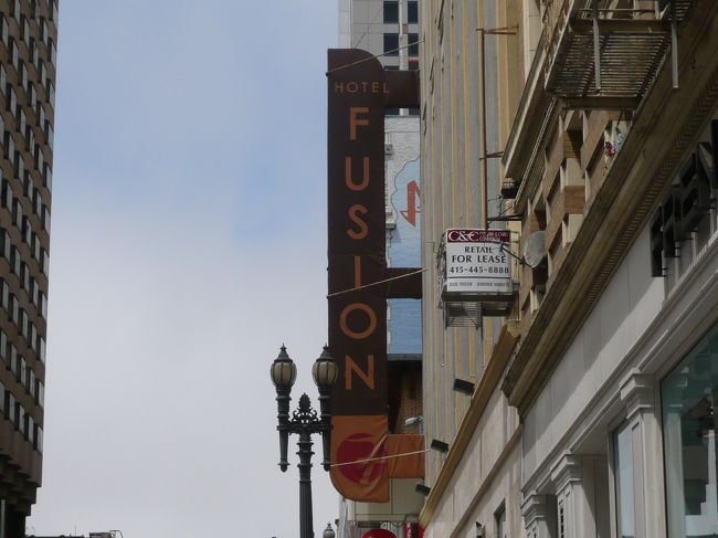 今回利用したホテルは、ダウンタウンの中心、パウエル駅から徒歩3分、「HOTEL FUSION」。7泊で$612.34。今後の行動基点としての場所、値段、ネットで見たホテルの写真で決めました。昼間動いて、夜寝るだけって方なら十分なレベルです。日本ならば駅前ビジネスホテルレベルかな。ホテルでゆっくり派には、ちょっとムリかも。<br />チェックインの時間にはまだ早かったので、荷物を預けて、早速お出かけ。