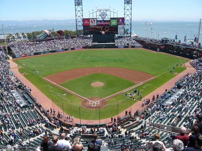 天然芝のグリーンと、サンフランシスコ湾の海のブルー。とっても鮮やかでキレイな景色。