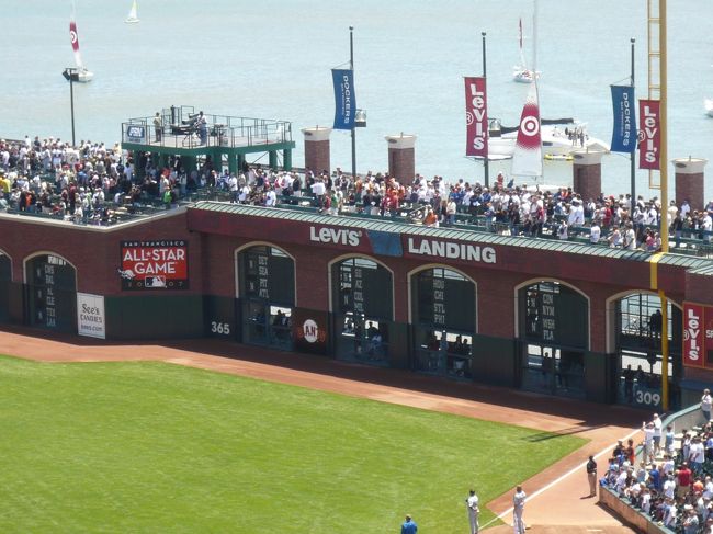 ライトスタンド、狭いです。ここを超えて海にボールが飛んでいく「スプラッシュ・ヒット」は有名ですね。果たして今日は出るのか？