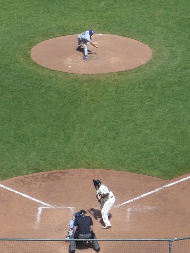 LAD#44 斎藤投手 vs SF#25 ボンズ選手<br /><br />もつれた試合となりましたが、斎藤投手の見事な救援で、延長12回、7-8でLADの勝利。 <br />ボンズ選手、この日は5打数0安打、2三振、1四球でした。