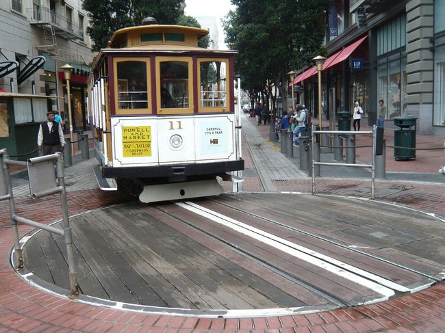 2007/7/15 Sun.<br /><br />SF名物、ケーブルカーに乗ります。<br />始発のパウエル駅にはターンテーブルがあり、そこにケーブルカーが入ってきます。