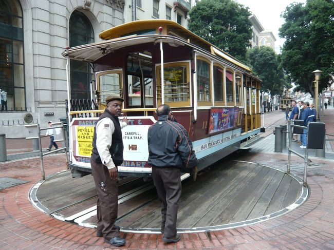 方向転換完了。フィッシャーマンズワーフ方面へ向けて出発、となります。<br />まさか、人力で車両を回転させているとは・・・。予想外の光景でした。