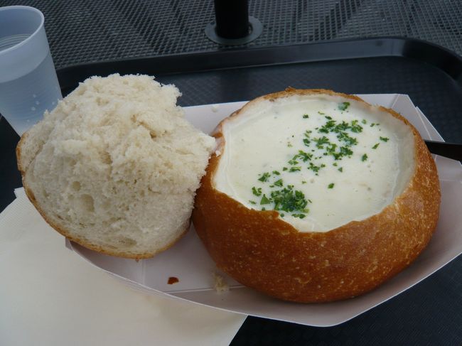 朝食は名物、BOUDINのサワードゥブレッドに入ったクラムチャウダー。激ウマでした。<br /><br />今回の旅行で1番美味しい食べ物だったなぁ・・・。