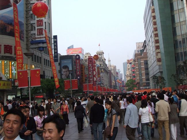 リニア、地下鉄と乗り継いで、上海の中心、南京東路にやってきました。<br /><br />ここで、いきなりヘタこきました。<br />デジカメを地面に落下させてしまったのです。（泣）<br />モニター画面は真っ暗。動作確認できず。<br /><br />と言うわけで、この後の写真は、撮れているのかいないのか、わからないまま、感覚だけでシャッターを押していたものです。ズレたり、ボケたりしていても、ご勘弁を。<br /><br />到着早々、ツイてねぇ・・・。