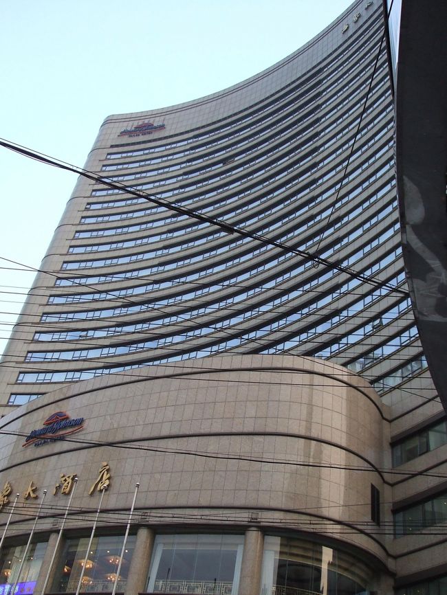 宿泊先は、HOWARD JOHNSON PLAZA HOTEL（古象大酒店）。<br />星4つとか、5つとか、サイトによって評価の違いがある微妙なレベル。確かに、豪華！とまでは行かずとも、そこそこいいんじゃないの、ってホテルでした。