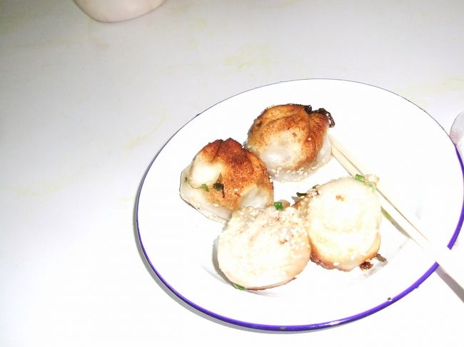 ホテルにチェックインしたあと、まず出掛けたのが呉江路にある「小楊生煎館」。昨年12月に食べた焼き小籠包の味が忘れられず・・・。今回再び上海へやってきた最大の目的はコレだったのかもしれません。（笑）