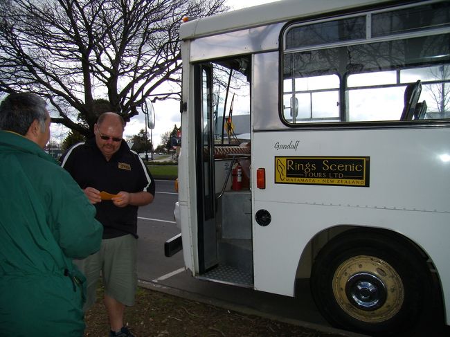 ロードオブリングツアー。<br />ネットで安いツアーを見つけ、「観光タクシー」の大鹿さんにロードオブリングロケ地とワイトモの土ボタルへつれて行ってもらう。<br />ガンダルフ号に乗っていざロケ地へ！<br />黒い服を着てる人が、ロケ地の牧場主のアレキサンダーさん。彼がバスを運転して、牧場へとつれて行ってくれた。バス内では、ロードオブのウラ話も話してくれた。<br />場内の案内は、女性のガイドさんでした。もちろん英語のため、ここで大鹿さんに説明をしてもらう。大鹿さんは、写真もバチバチ撮ってくれた。感謝。<br />ちなみに、写真の後姿は大鹿さんです。（後姿で失礼しました！）<br />