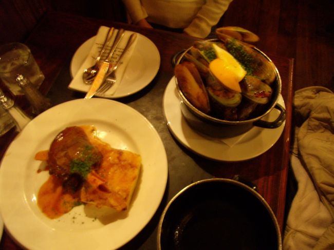 NZ最後の夜は、まだシーフードを食べていなかったため、観光タクシーの大鹿さんに紹介してもらい「オキシデンタル」へ。<br />ムール貝とラム肉をオーダー。２皿なのにこのボリューム。NZでは、食事量に驚かされた。<br />どちらも、とてもおいしく頂いた。<br />NZの食べ物はどれも口に合い、おいしかったなぁ。