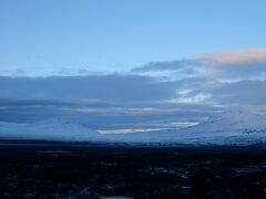 グトルフォスからシンクヴェトリルに向かう途中、2時半位なのにもう日がかげって来ました。シンクヴェトリルに急がないと!!