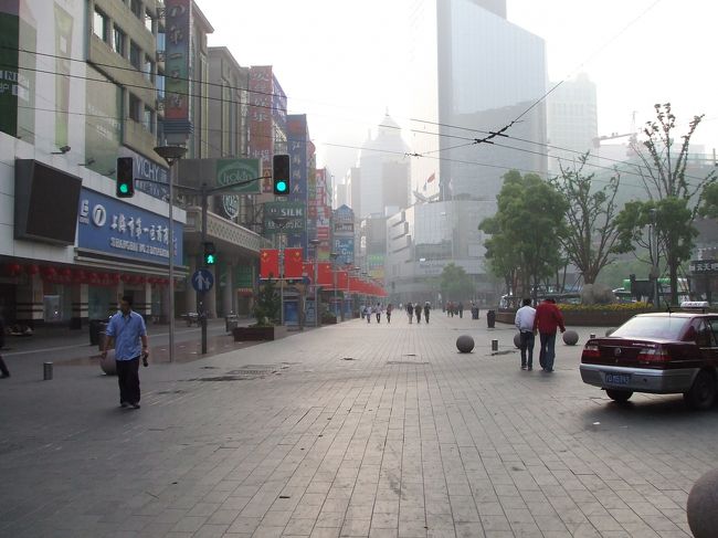 2005/5/3<br />早朝の南京東路。<br />朝早く目が覚めたので、朝食を探しながら、朝の上海を散歩です。