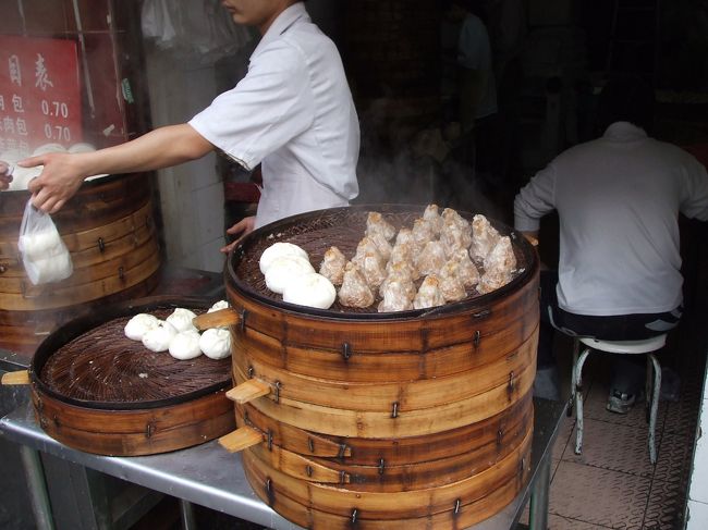 ブラブラ歩いていたら、いい匂いがしてきました。<br />店頭の蒸篭で蒸されている、ちまきと肉まんです。1個7角（約11円）<br />安くてオイシイ。<br />ホテルの朝食も良いですが、こんな楽しみ方も、いかがです？