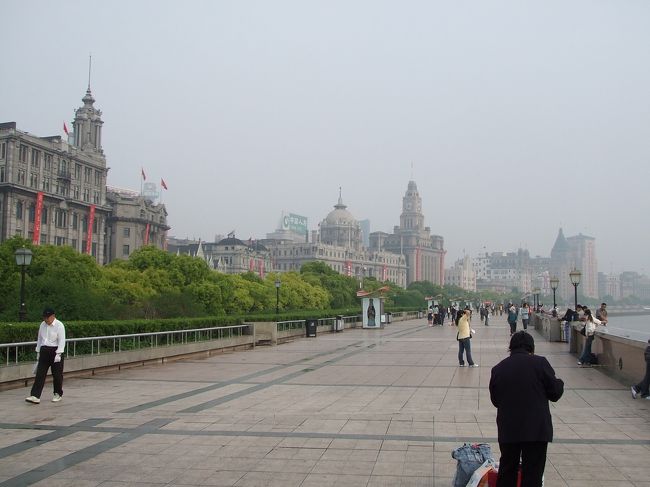 外灘までやってきました。川を船で渡り、浦東側へ向かいます。