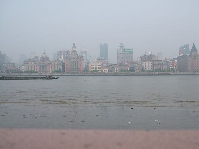 浦東側から見た外灘。<br />ここで行き交う船を見ながら、ベンチに座って本を読んでました。