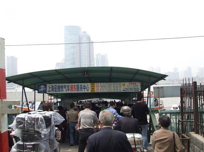 川を渡るときに利用した船ですが、ボロボロです。<br />乗り場はこんな感じ。人、自転車、バイク、ごちゃごちゃです。