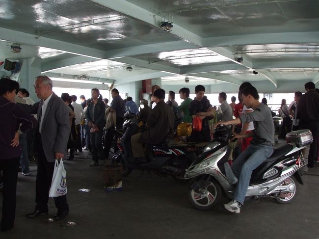 船内はこう。イス、ありません。みんな適当。<br />約5分で対岸に到着します。