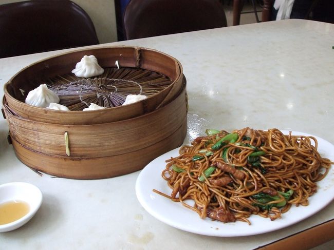 その後も散歩。お昼も、そこで見かけたお店にふらっと入り、小籠包と焼きそば。<br />小籠包って、店によって当たりハズレがありますね〜。ここは×でした。