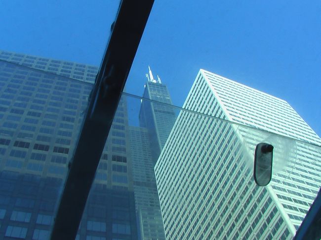 初日は、休憩後、シカゴリバー沿いから出ている建築ツアー用のボートに6時から乗りました。<br />夏は日暮れが8時くらいなので全然問題なしでした。<br />