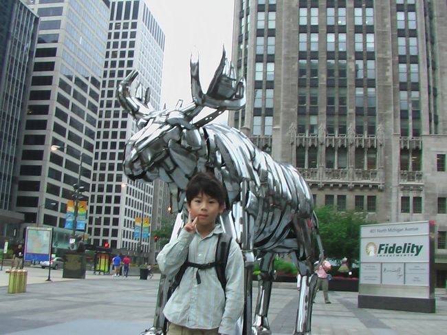 二日目は、美術館と博物館周りです。<br />写真はマグニフィセントマイル入り口の橋の近くにあったトナカイ？の像です。