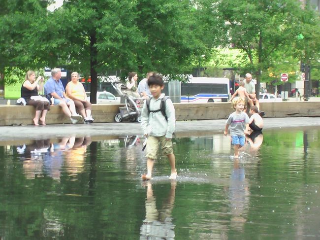 ついでに、ミレニアムパーク内にある人の顔がでるモニュメントがある水遊び場です。<br />現地の子は、水着持ってきて遊んでました。。。