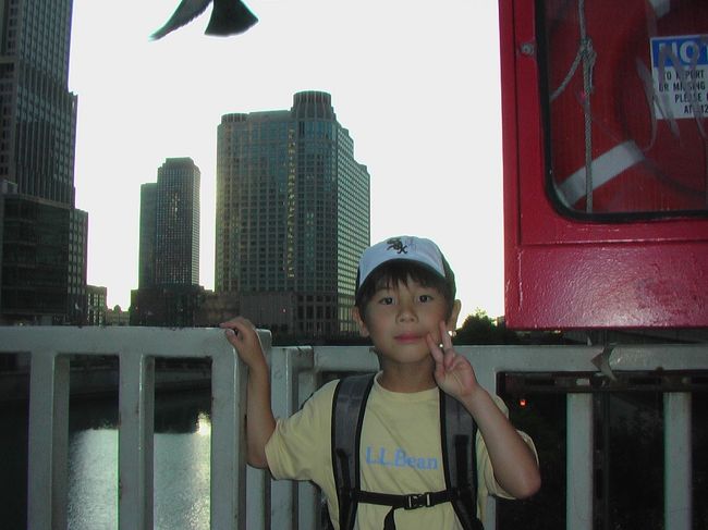 すでに帰り日の朝です。<br />マグニフィセントマイルの橋から滞在ホテルをとってみました。川岸をあるいて10分くらいなので、判りやすいし場所のいいホテルでした。<br />次回くることがあればまた泊まりたいです。