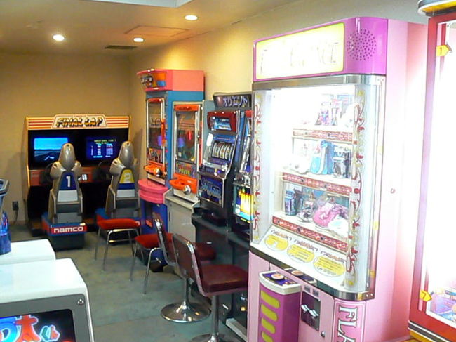 ゲーム機が所狭しと並べられています