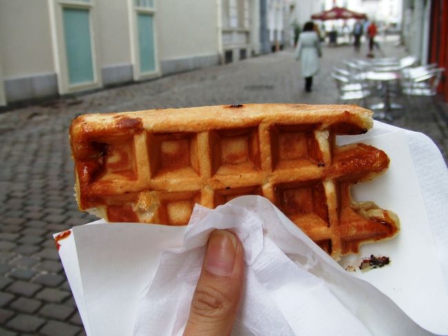 ベルギーワッフル♪<br />あちこちのを食べたけど、モネ劇場の前の小さい小屋で<br />おばちゃんが売ってるのが一番おいしかった。<br />溶け残った砂糖のジャリ感ともっちり具合が一番良かった。
