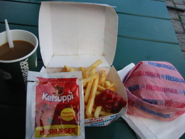 朝ごはんにハンバーガー。<br />セットで５．８０ユーロでした。