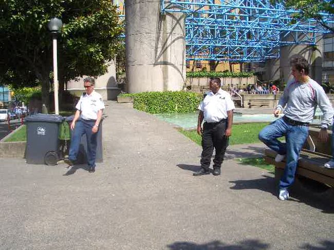 警官も人生楽しんでます。<br />仕事中のボール遊びです＠バンクーバー。<br /><br />日本ではありえない光景です。