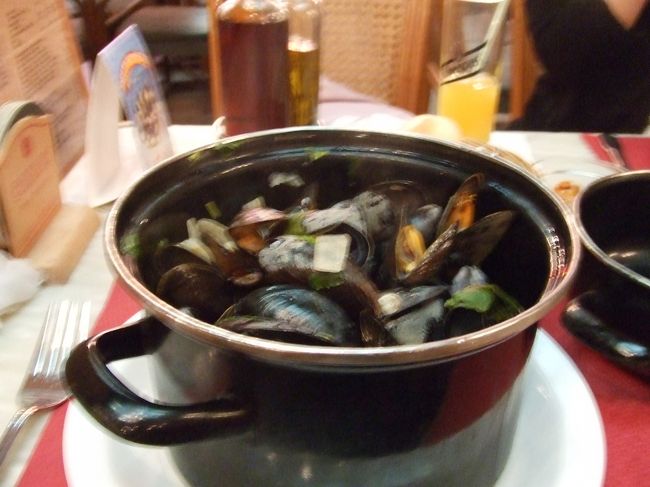 とりあえずムール。<br />おいしいけどしょっぱい。<br /><br />頑張ってカタコト仏語で話しかけたら、ギャルソンがすごく優しくしてくれました〜☆