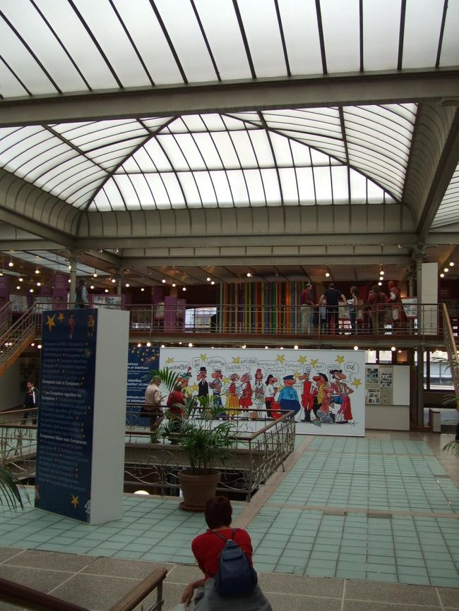 マンガ博物館にも行きました。<br />が、入場料払って中に入らなくてもいいかも、、、<br />ベルギーのマンガばっかりでね。タンタンくらいしか知らないし。<br />アダルト物も展示してあったのには驚いたけど！<br /><br />１階のショップはすごく充実してて、かわいいものいっぱいなのでオススメ。<br />ここはタダで入れますので。