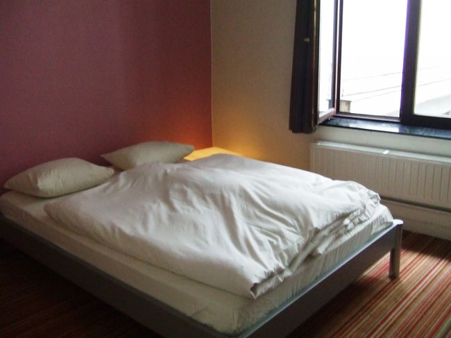 到着当日インフォで紹介してもらった『2GO4 HOSTEL』。<br />個室（バストイレ付）なのでひとり5000円くらいしたけど、すごくきれいで落ち着きました。<br /><br />ヌーブ通りっていうショッピングストリートにも近く、ネットもフリーでしたよ。<br /><br />http://www.2go4.be/
