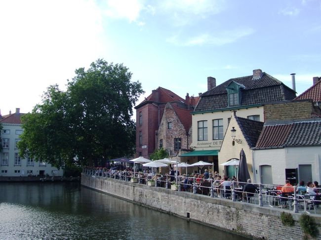 テラスで食事できるお店がたくさん。<br />ヨーロッパ中からバカンスに来てるらしく<br />いろんな言葉が飛び交ってました。