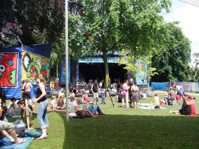 で、『Cactus Festival』です〜<br />http://www.cactusfestival.be/nieuws.asp<br /><br />大人たちはとにかくひたすらビールを飲みまくってるわけですが、その空きカップを子どもたちがせっせと回収してくれるんですよ。何個か集まると、ジュース券に交換してもらえる仕組みになってるらしく、飲んでる脇でじーーっと飲み終わるのを待たれたりして(^_^;)子どもって仕事も遊びにしちゃう天才だから、ほんと楽しんで働いてくれて、ゴミも散らからないし、いいアイディア！大人は音楽とビールに夢中だけど、ちゃんと子どもも置いてけぼりにならないよう、皆が楽しめる工夫がされてて、なんだかピースフル。