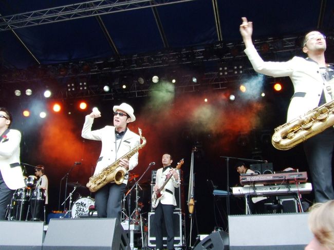 閑散としていたステージ前も、演奏が始まったら、、、