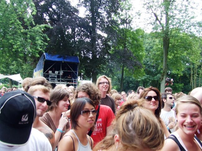 ぞくぞくと人が集まってきて、ノリノリに♪<br /><br />日本のライブでは味わえない盛り上がり！<br />老若男女が思い思いに踊ってました。